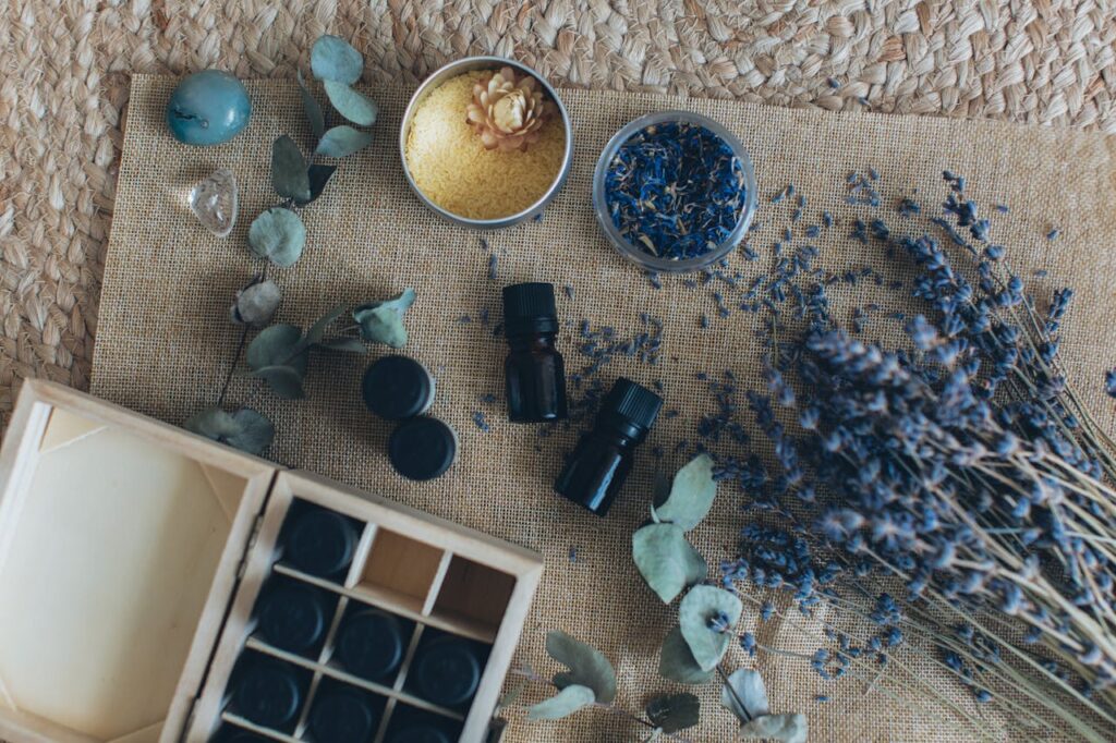 Die Aromatherapie nutzt die therapeutische Kraft ätherischer Öle, um Ihr Wohlbefinden zu steigern, Stress abzubauen und Heilung zu fördern.